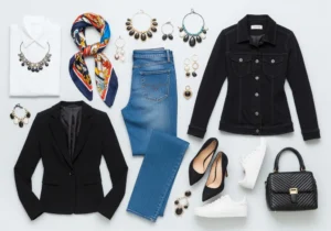 Kolekcja ubrań i dodatków do niebieskich jeansów: marynarka, koszula, kurtka, buty i torebka.